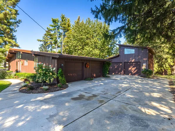 18815 Wells Ferry Rd, Bettendorf, IA 52722