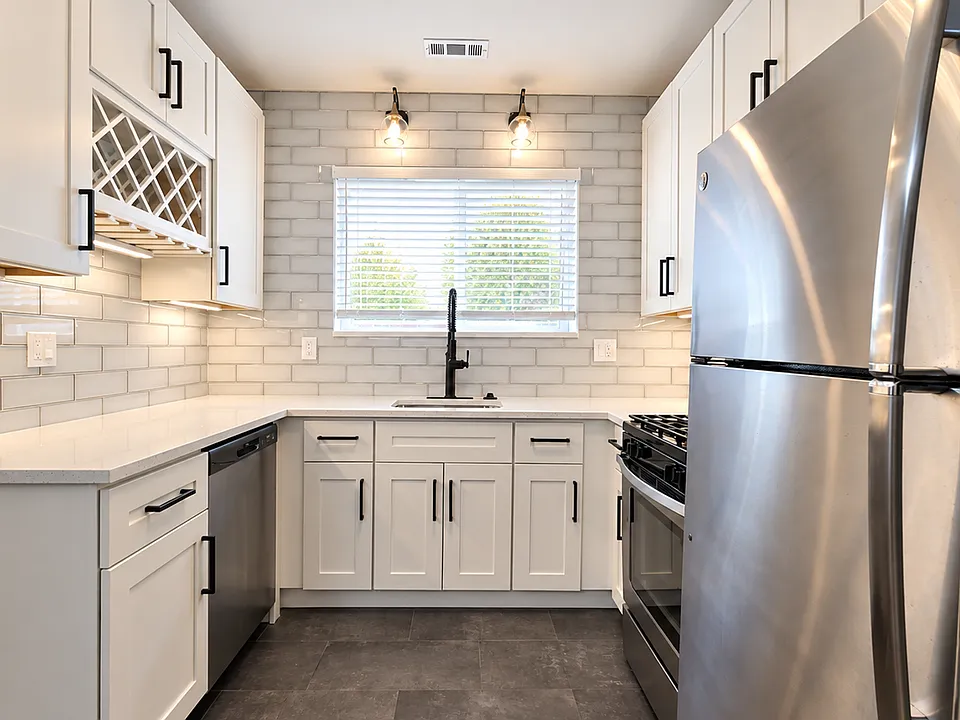 7512 Cromwell