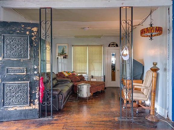 4th image of 2020 Oakwood Ave