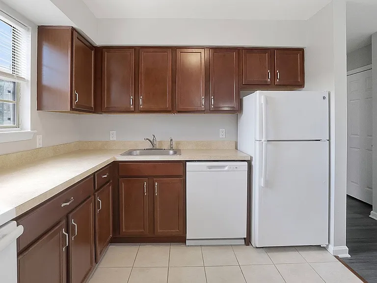 Waters Edge Apartments — Photo 12