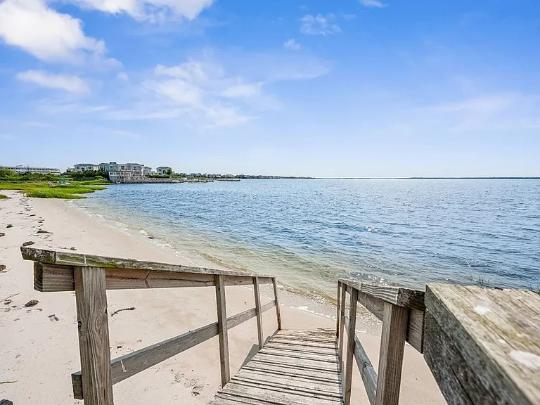 552 Dune Rd — Photo 7