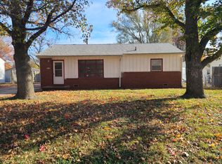 810 N Lakeview Dr, Derby, KS 67037