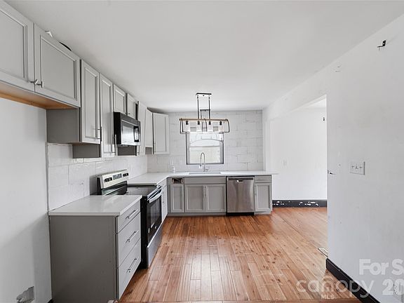 3rd image of 1424 Dean St