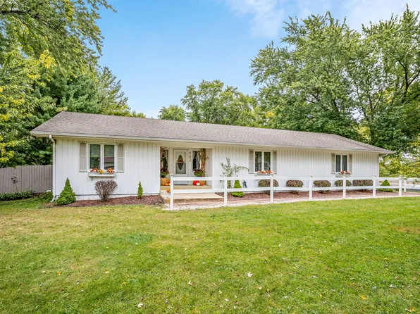 902 S Sharon Dr, Woodstock, IL 60098