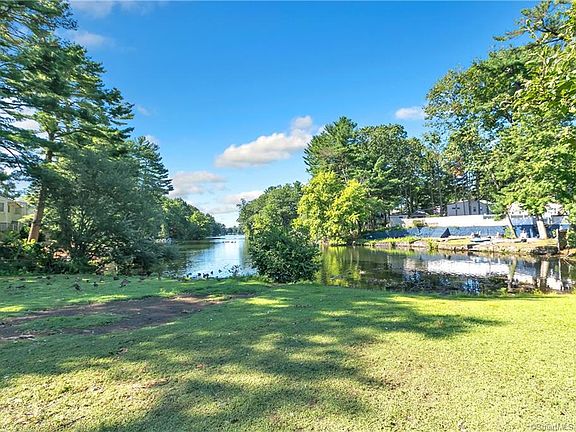4th image of 270 Lakeside Dr