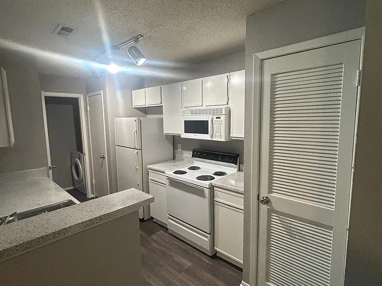 Idlewood Apartments — Photo 46