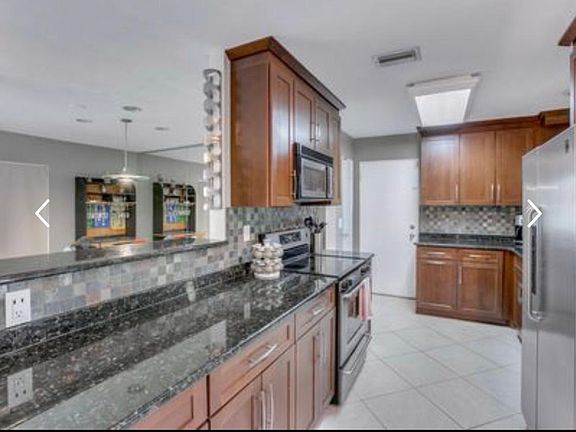 4th image of 1374 40th Ave NE