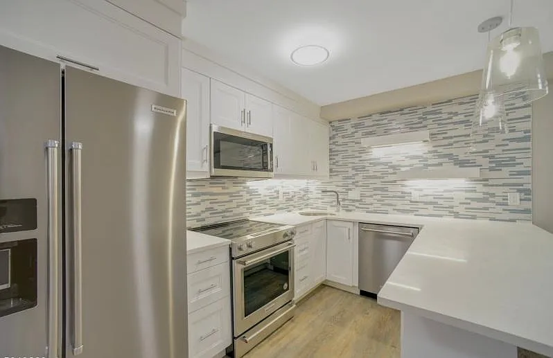 1 bed, 1.5 bath, 800 sqft, $2,400 — Photo 2