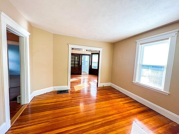 3rd image of 263 Waverley St Floor 1