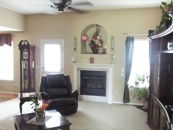 2nd image of 122 W Twin Oak Dr