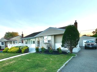 37 Vassar Ln #1, Hicksville, NY 11801