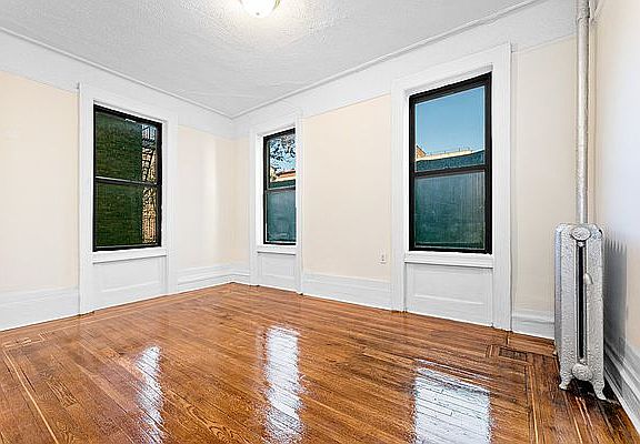3rd image of 555 W 170th St #31