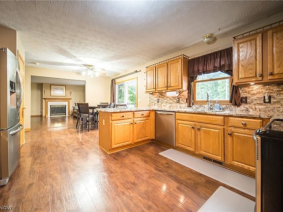 4th image of 890 Collins Pond Dr