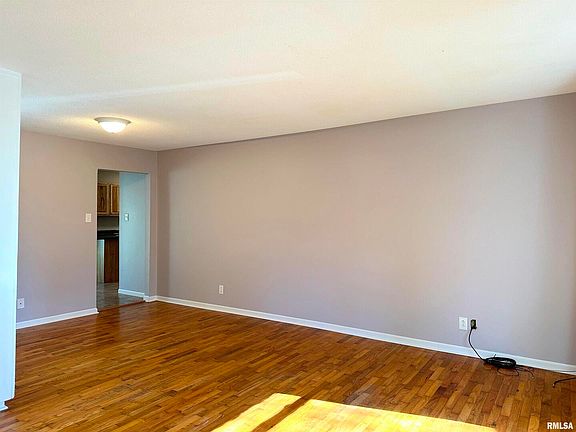 3rd image of 604 W Owens St