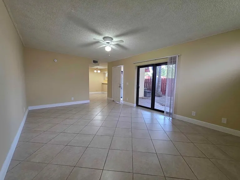 3928 Victoria Dr — Photo 12