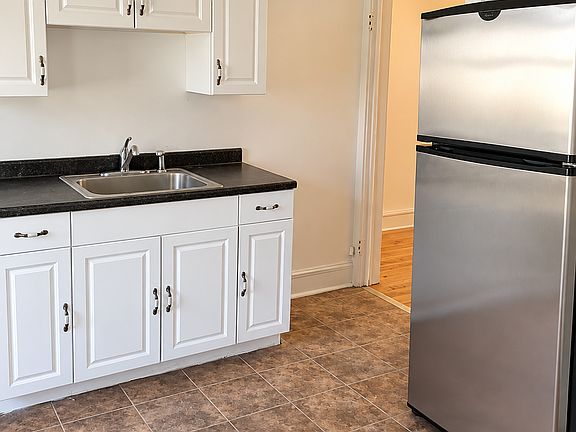 5th image of 425 Ardmore Ave #2