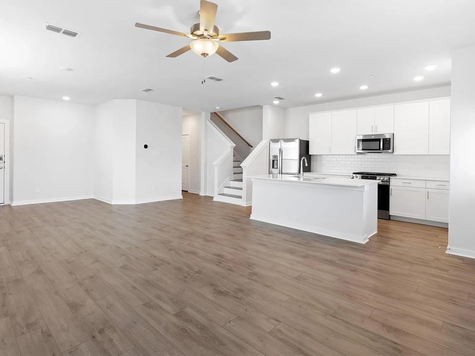 4 bed, 2.5 bath, 1938 sqft, $2,945 — Photo 3