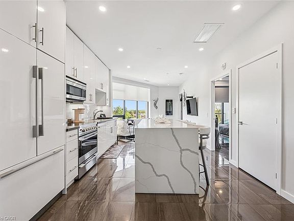 4th image of 690 King St W #623