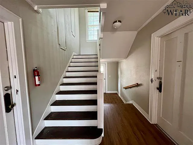 908 Denver St — Photo 11