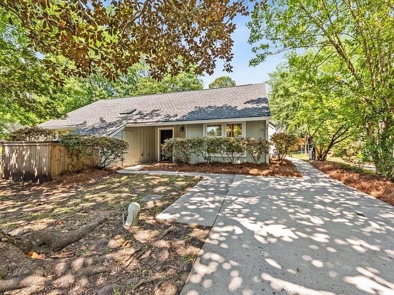 1120 Daffodil Ln — Photo 1