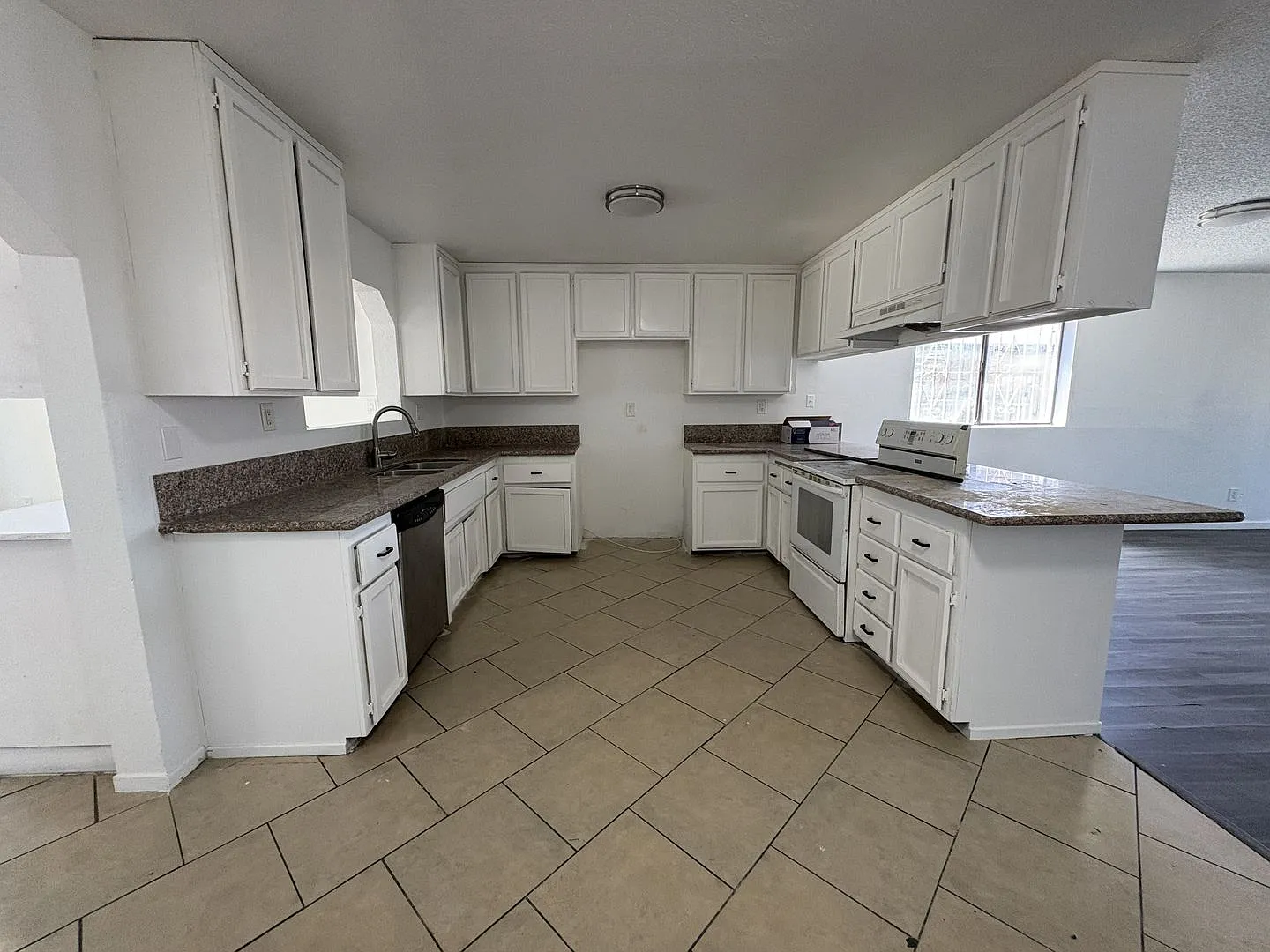 Large Living Area, rear yard has RV Access! — Photo 4