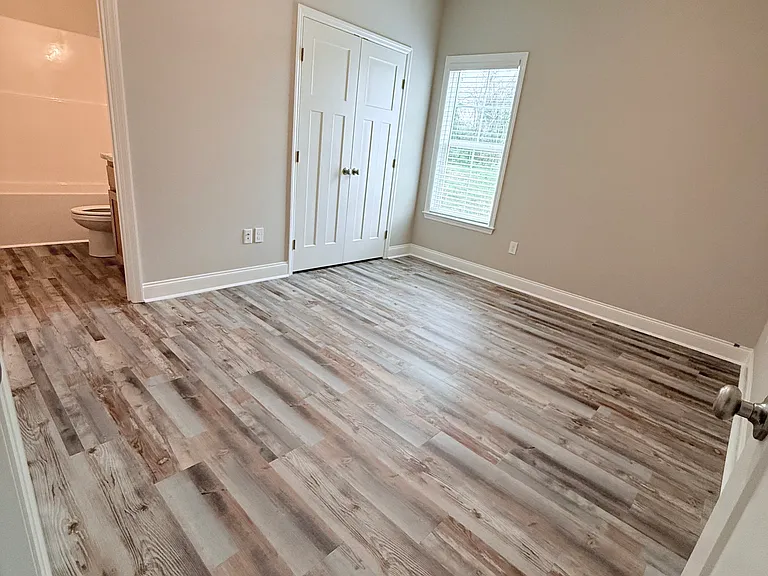 501 S Oak St — Photo 3