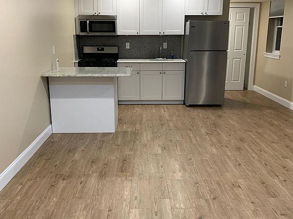 3rd image of 289 Edgegrove Ave