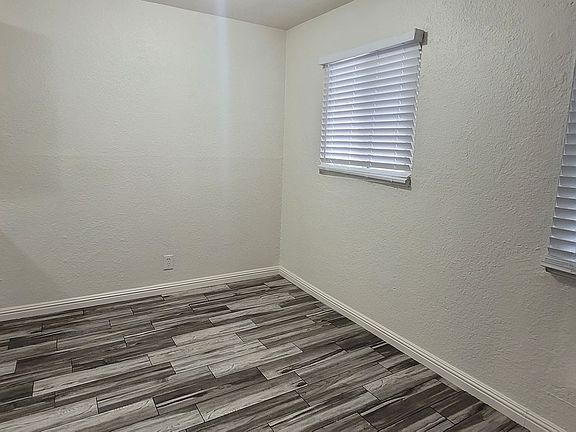 4th image of 2105 Sunrise Ave #9