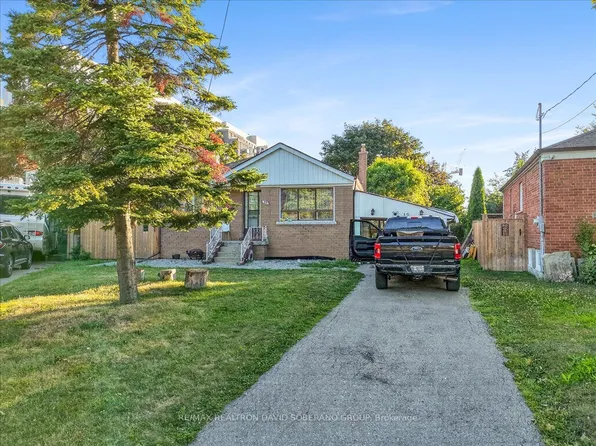 19 Wigan Cres, Toronto, ON M3H 3A3