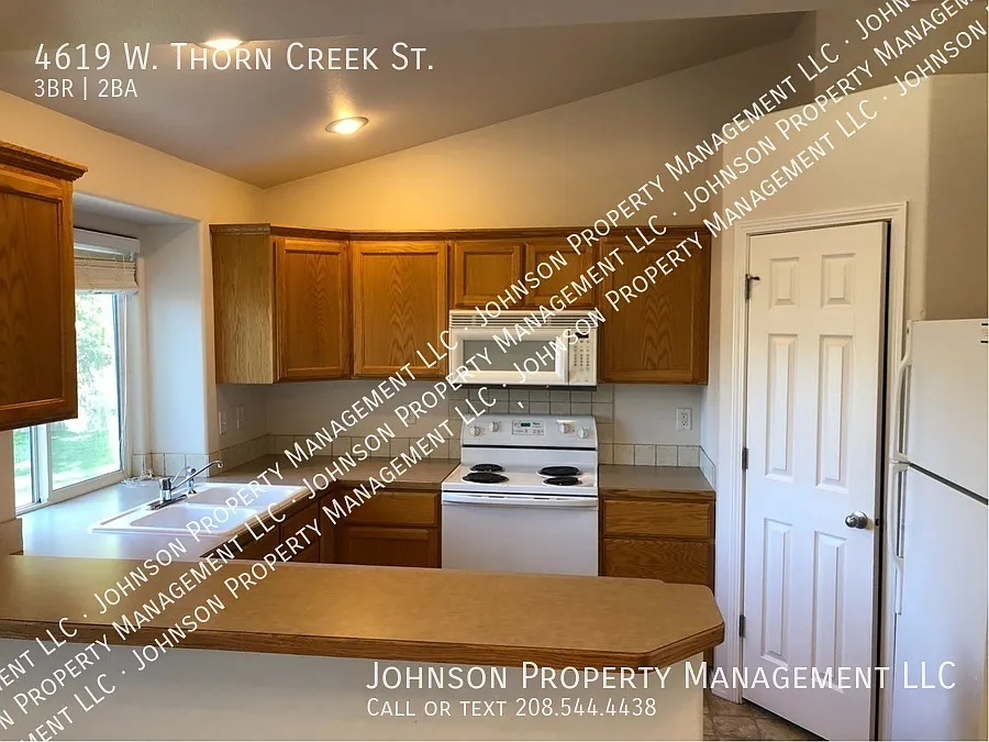 Spacious Meridian Home with 3-Car Garage & Fenced Yard. — Photo 2