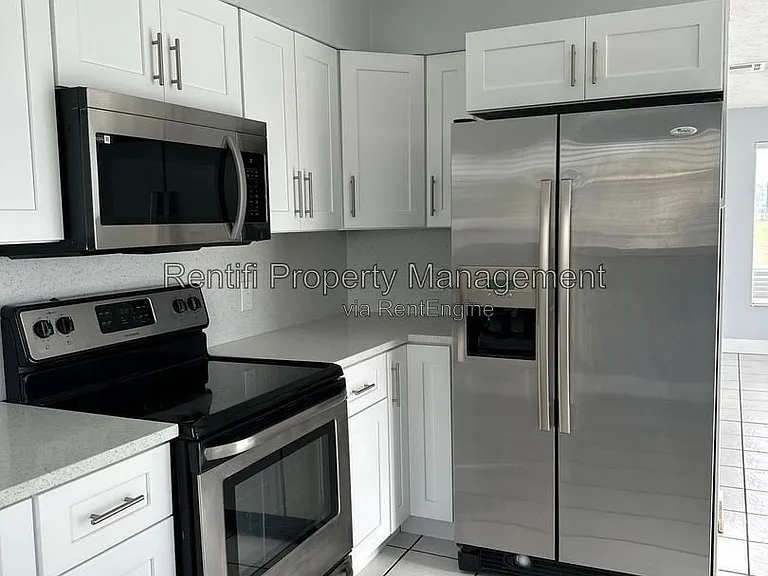 717 SE 9th St #A — Photo 2