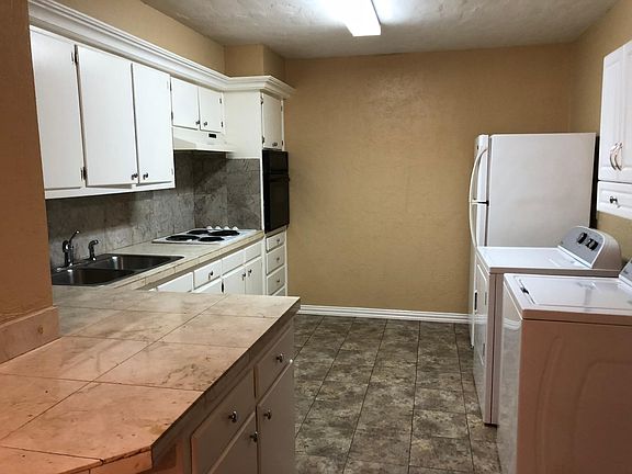 Great kitchen equipped with stove, built in oven, fridge, wa
