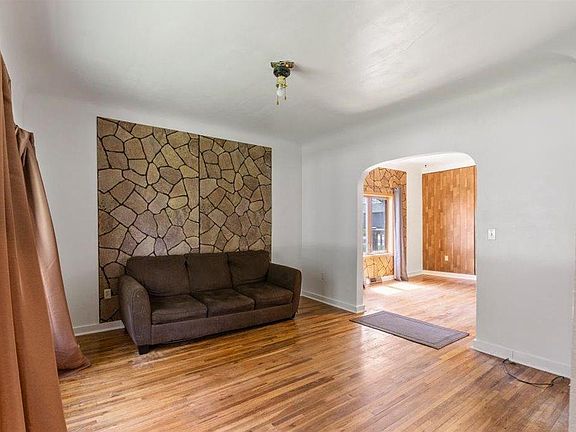5th image of 323 4th St SE