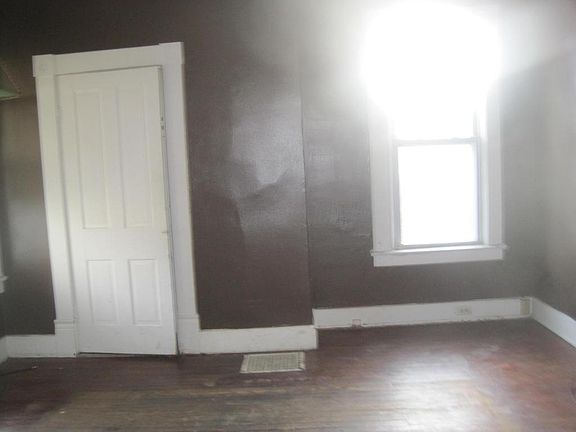 5th image of 260 Long St