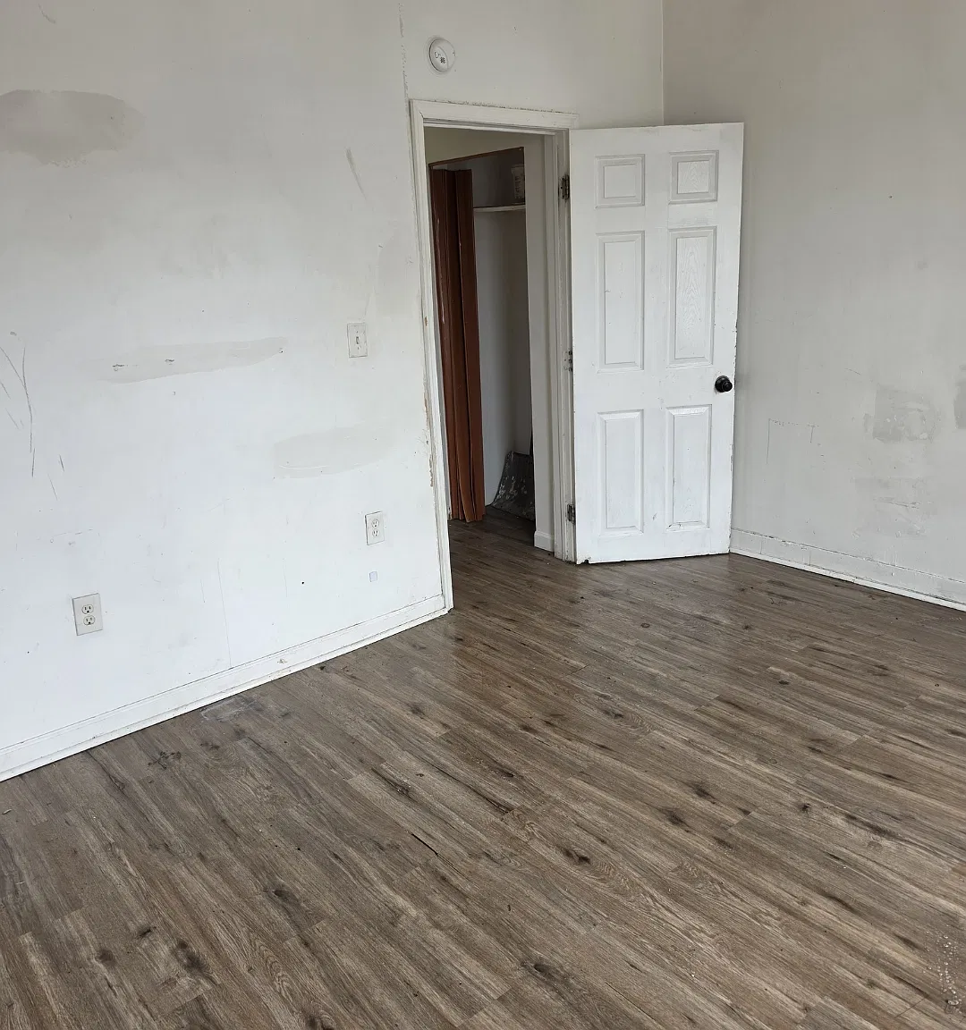 2445 W Oakdale St — Photo 4