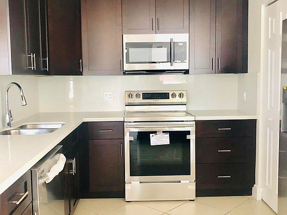 4th image of 566 NW Sherbrooke Avenue