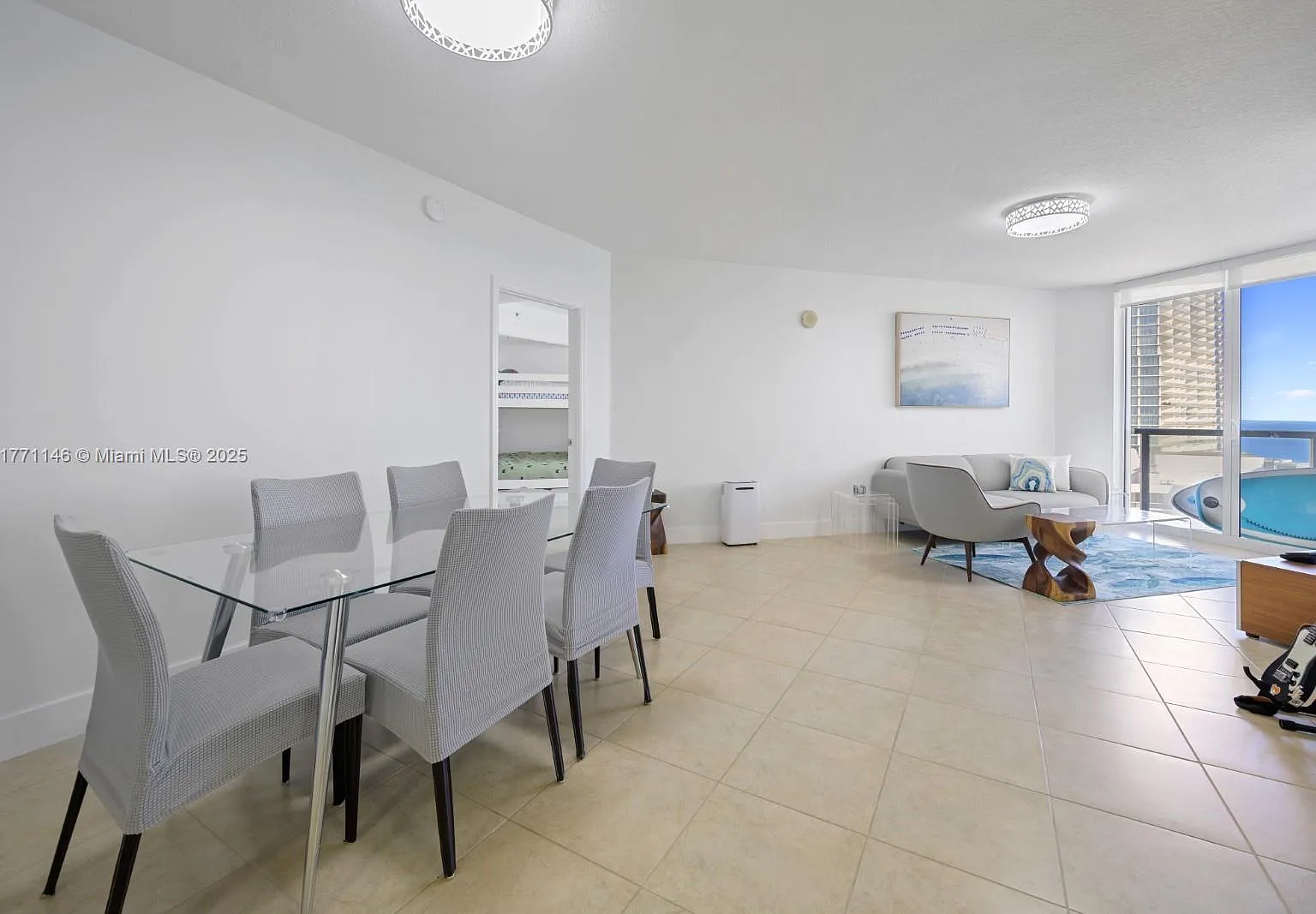 La Perla Condo — Photo 1