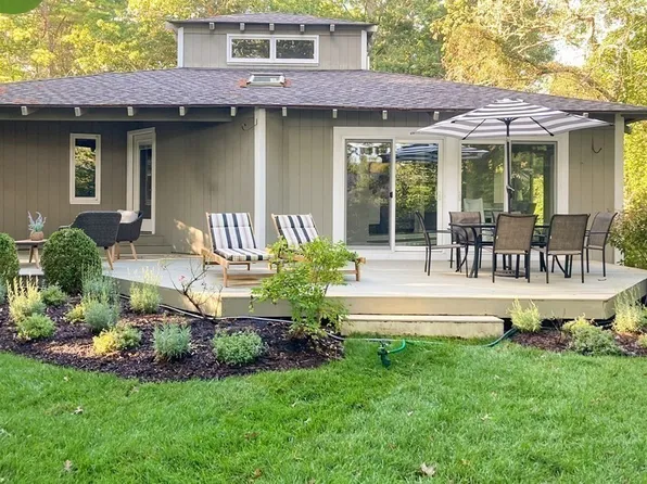 16 Bosuns Ln, Mashpee, MA 02649