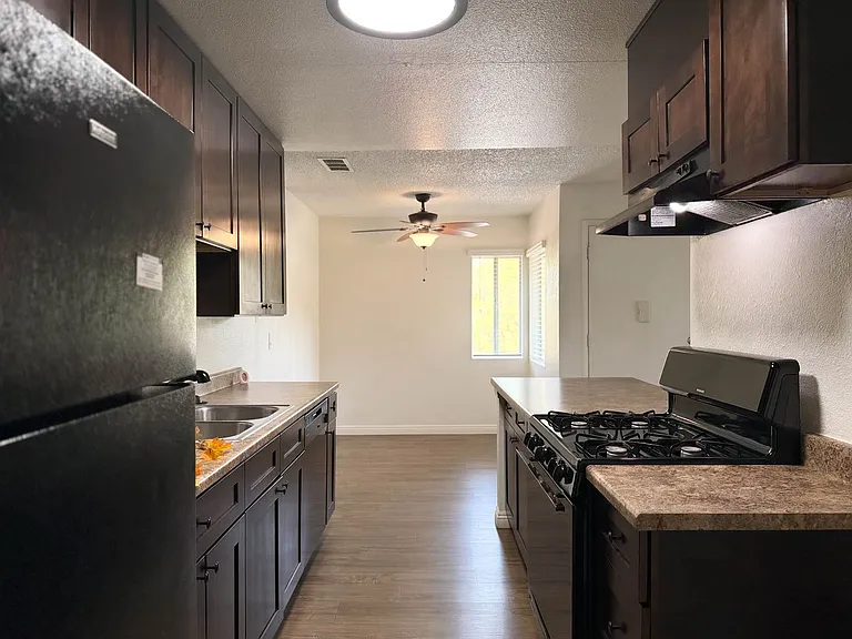 Peppertree Apartments — Photo 9