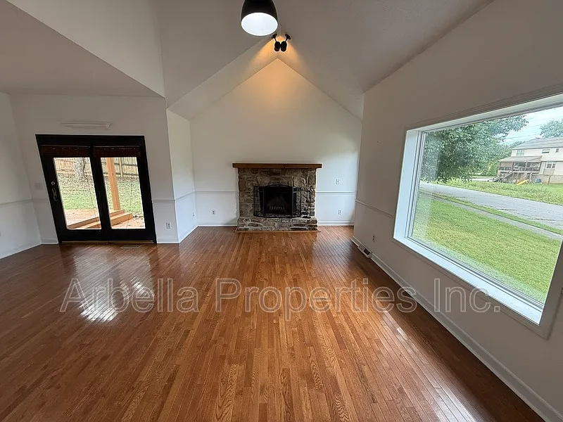 3 bed, 3.0 bath, 1516 sqft, $2,100 — Photo 4