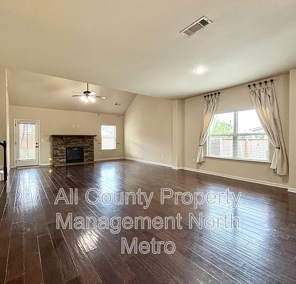 711 Flag St — Photo 5
