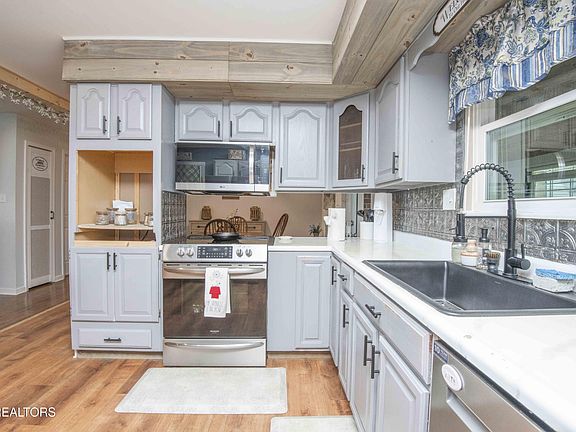 5th image of 606 Caton St
