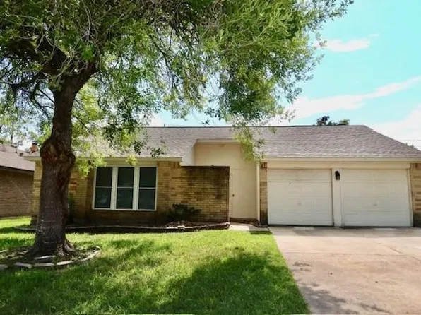 17122 Coachmaker Dr, Friendswood, TX 77546