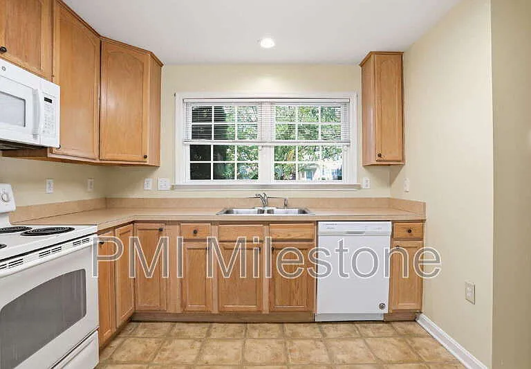 24 Mabel Ln — Photo 6