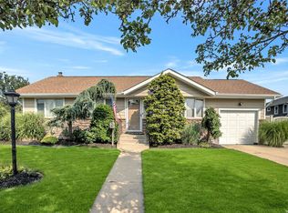 4 Gloria Pl, Plainview, NY 11803