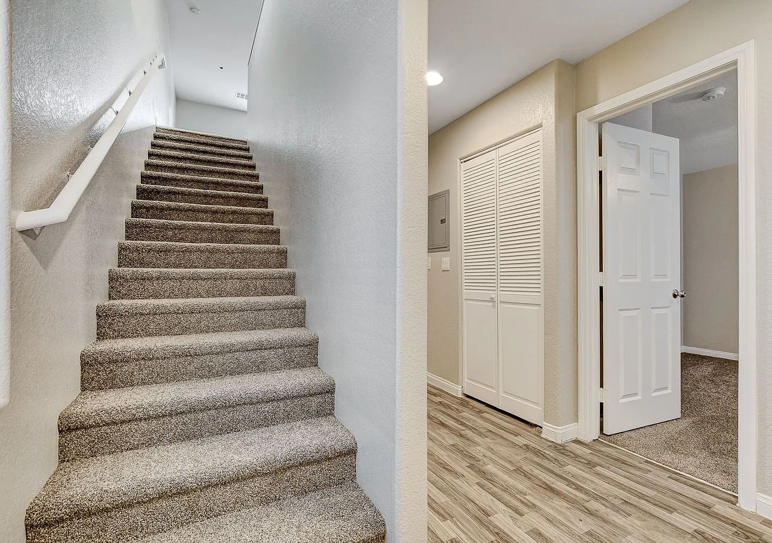 452 Hunter Dr — Photo 3