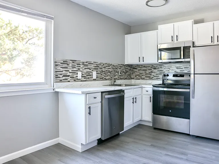 University Square Apartments — Photo 2