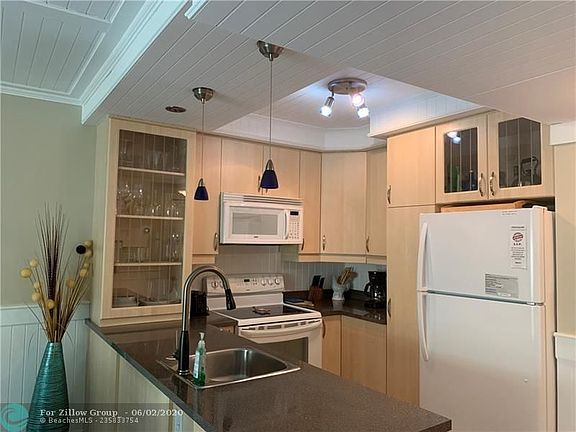 3rd image of 221 SE 9th Ave #107