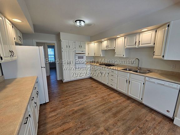 5th image of 811 Old Adobe Rd
