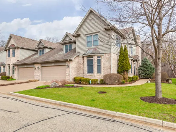 1034 Crestwood Cir, Saint Charles, IL 60175